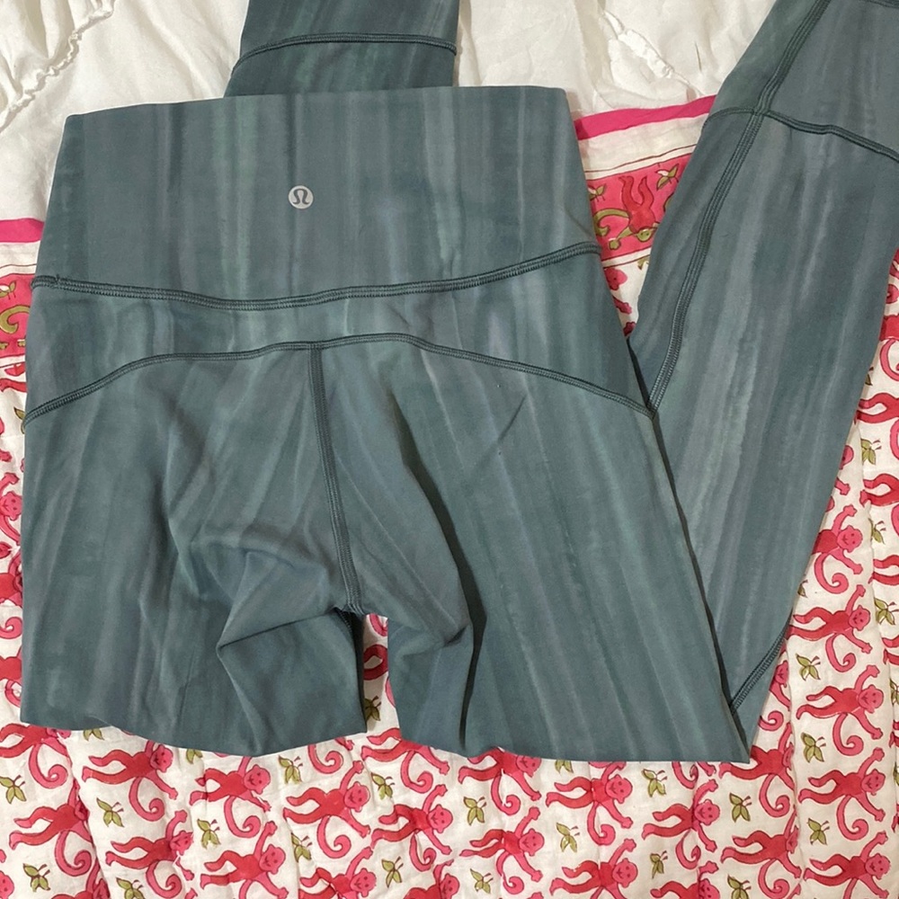 Lululemon in movement leggings 25”